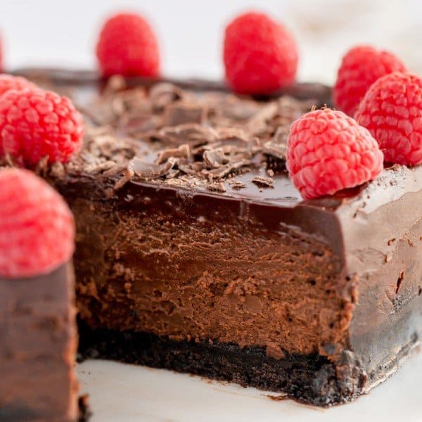 gâteau au fromage au chocolat avec des framboises sur le dessus