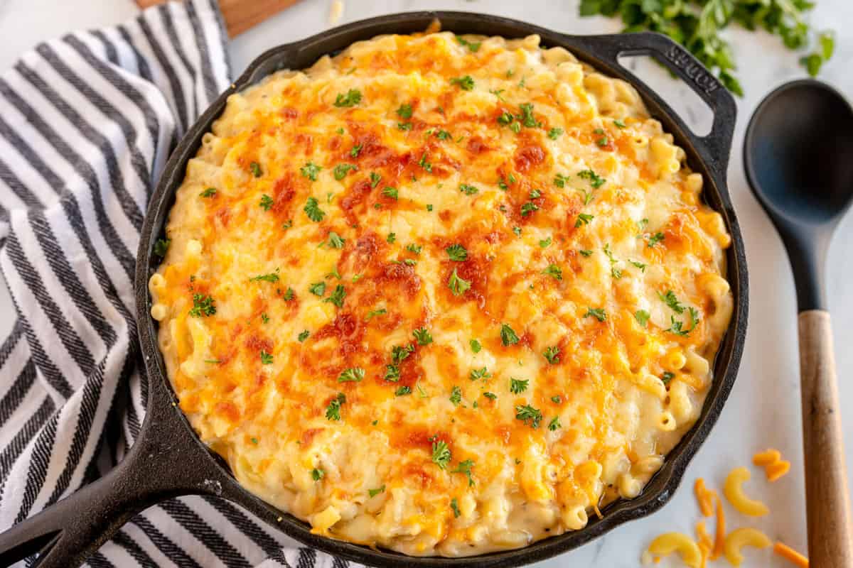 cast iron skillet with mac and cheese