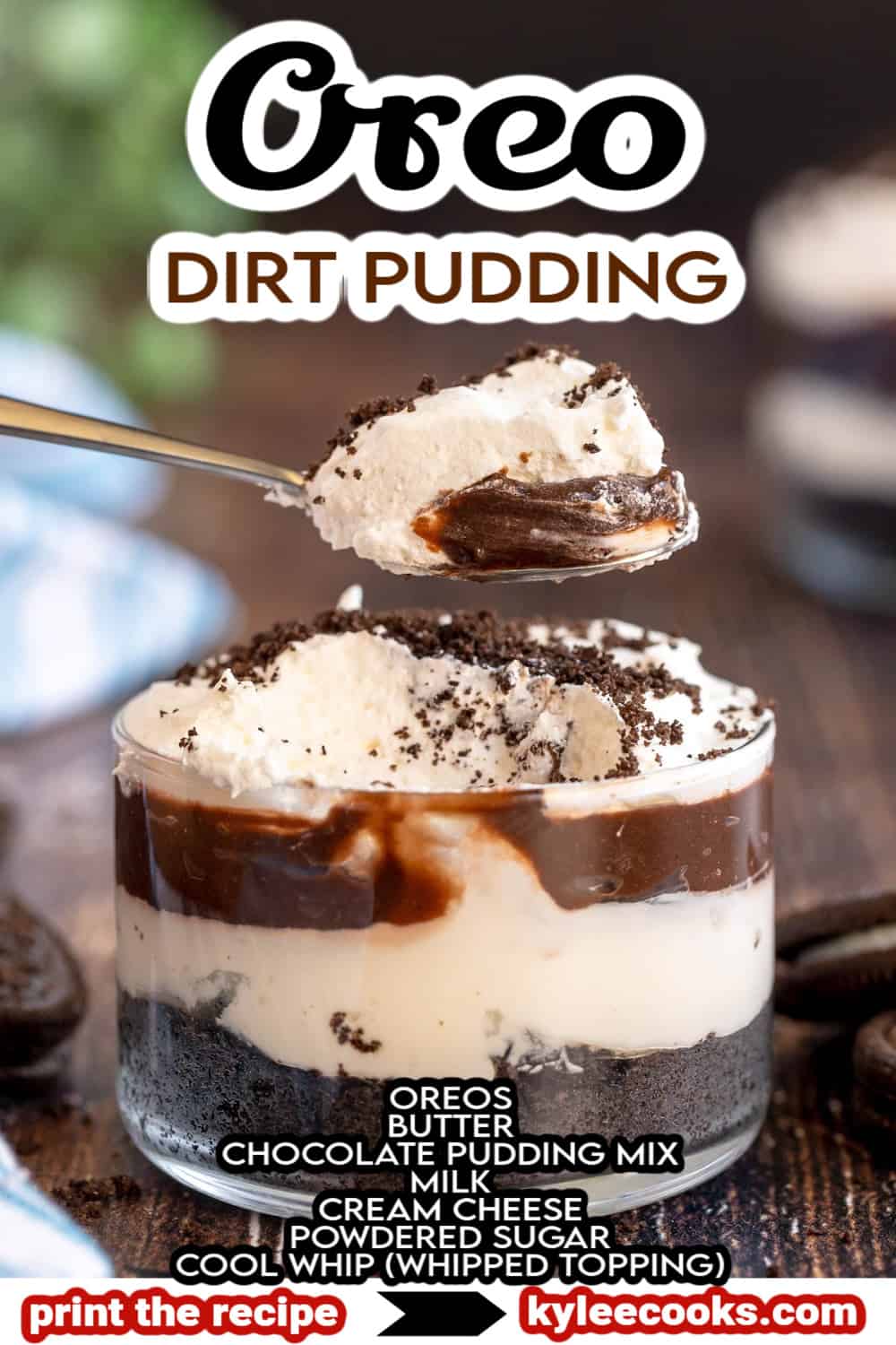 Oreo Dirt pudding dans un verre, avec les ingrédients de la recette et le titre superposés dans le texte.