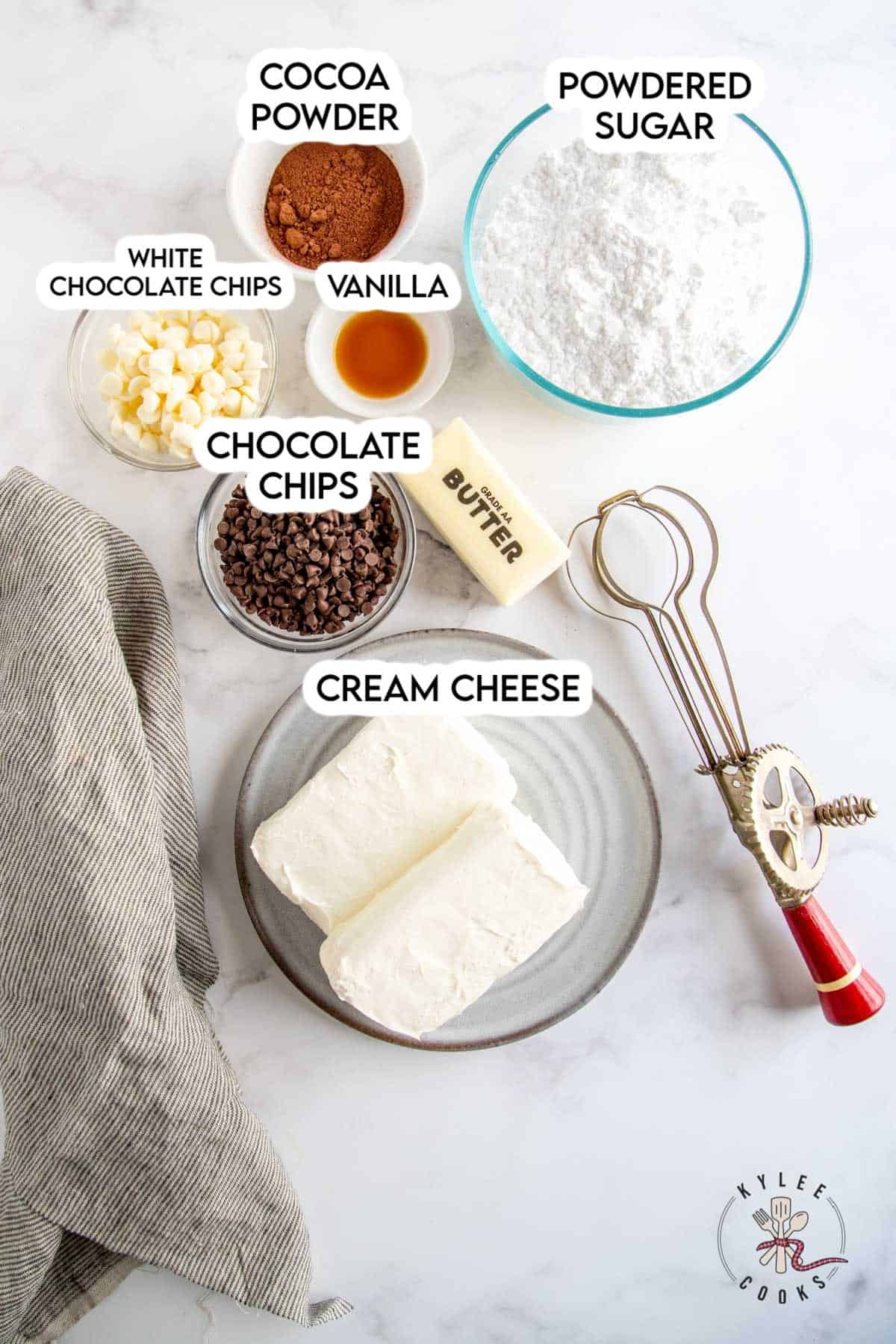 ingrédients pour la boule de fromage aux pépites de chocolat disposés et étiquetés