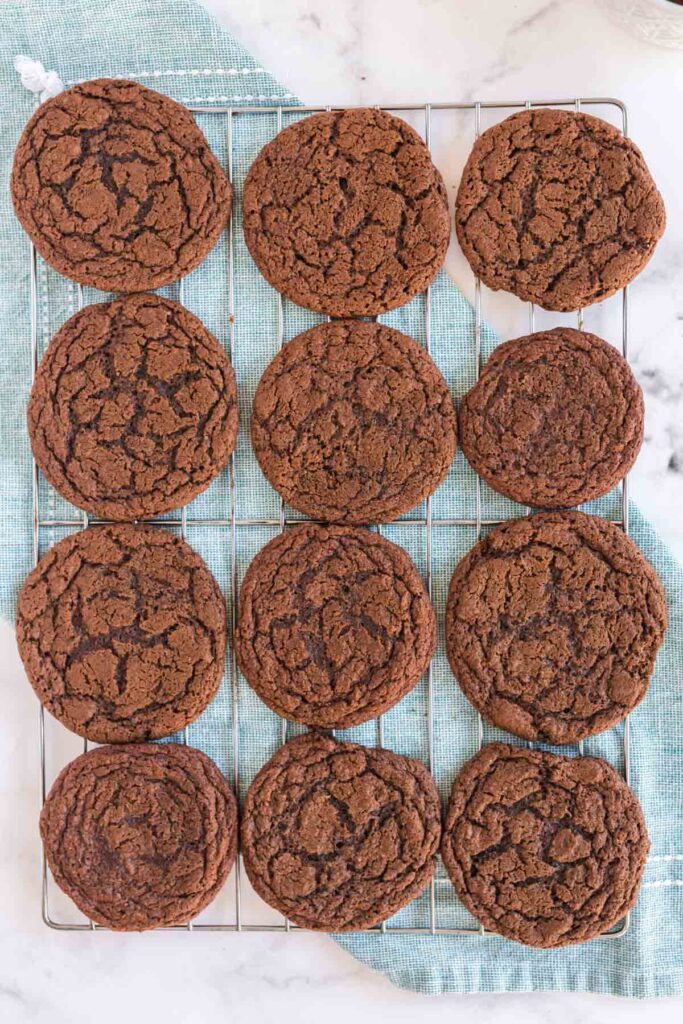 biscuits au chocolat sur une grille