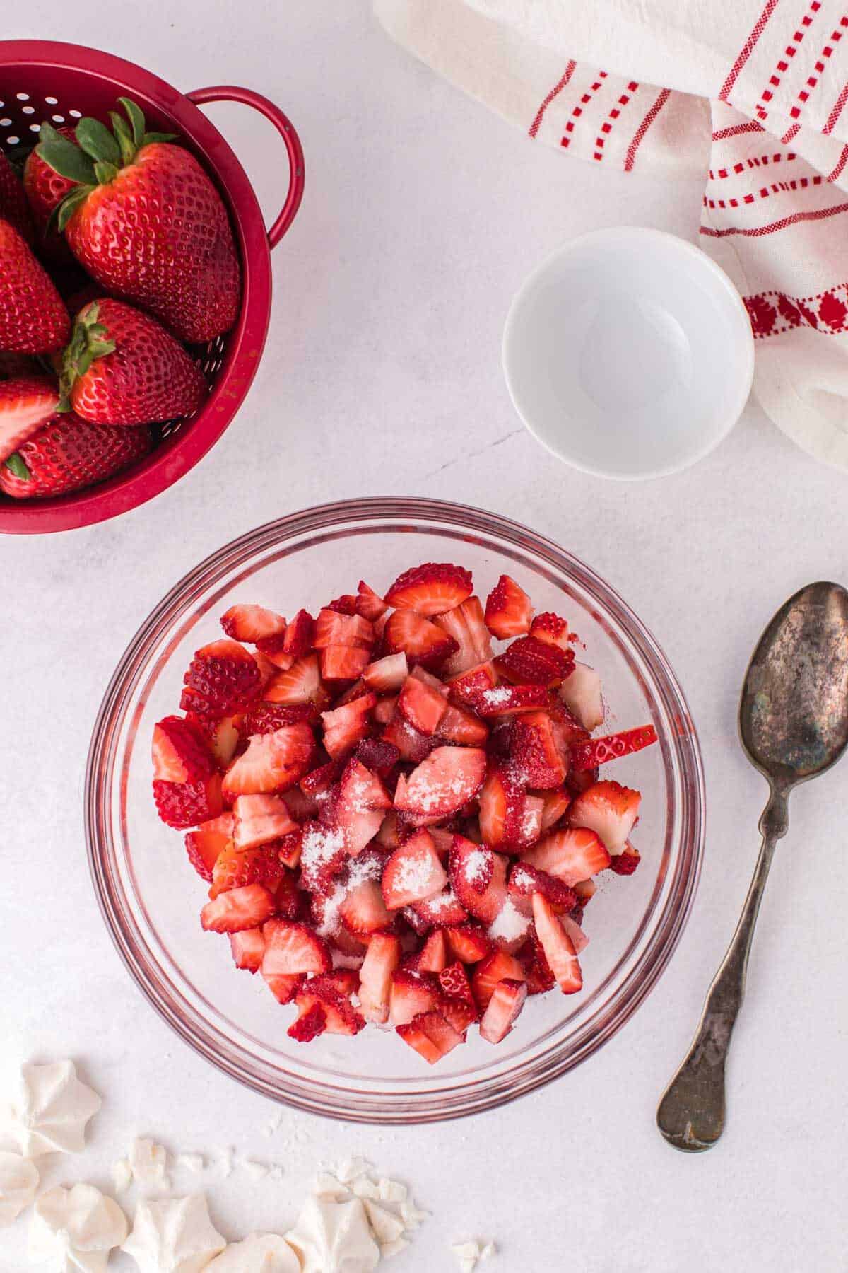 fraises dans un bol avec du sucre