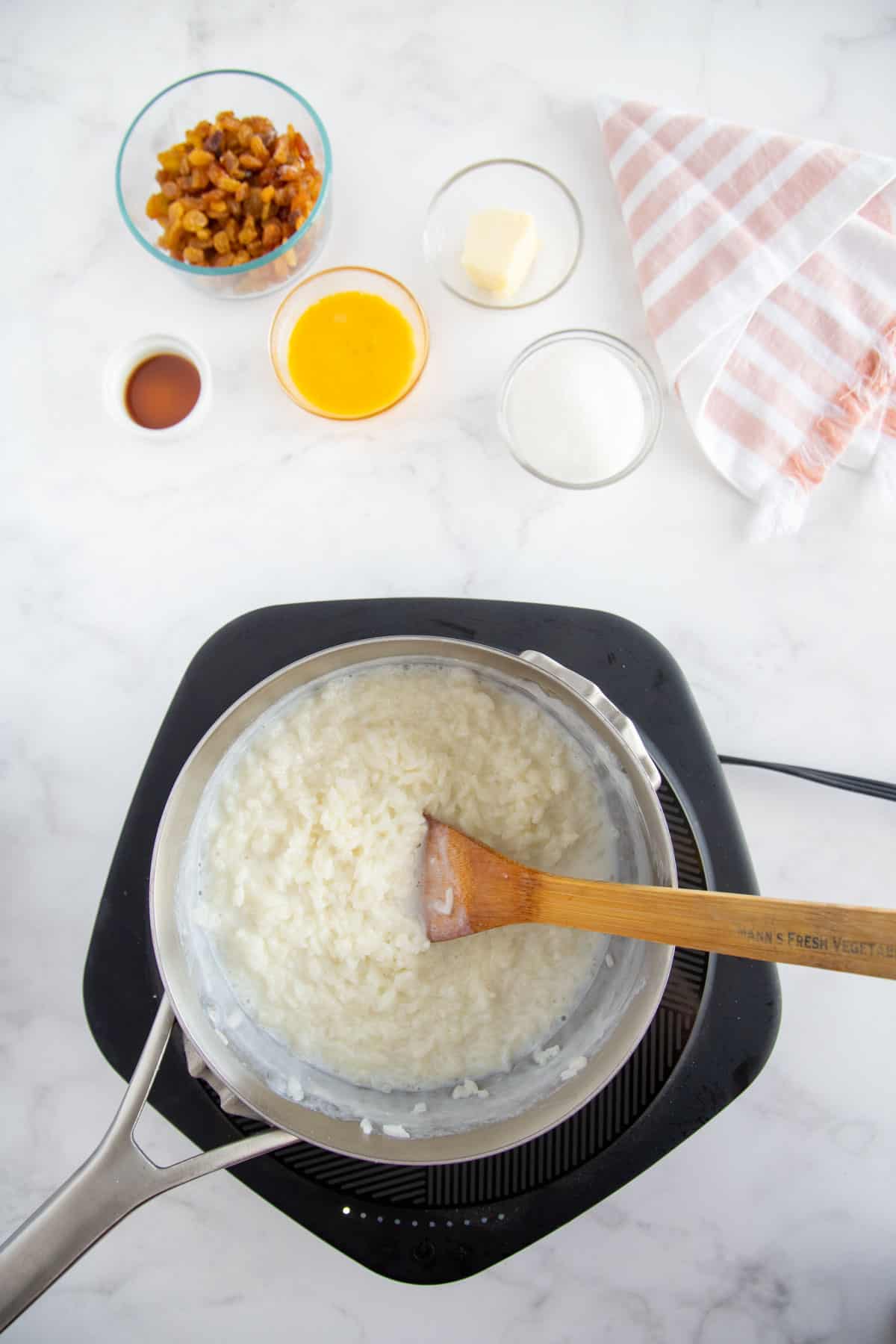 riz au lait cuit dans une casserole