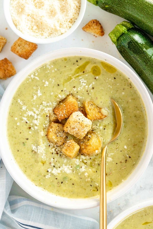 Zucchini soup with croutons.