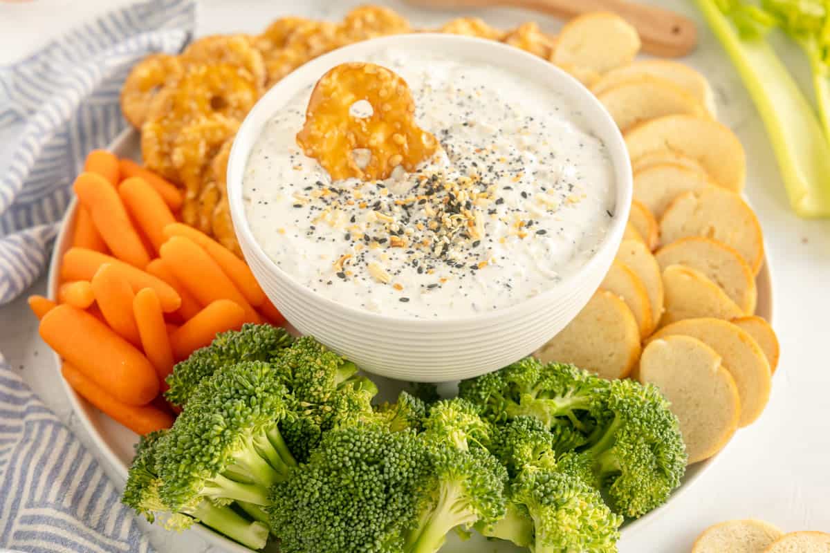 everything bagel dip with veggies and dippers.